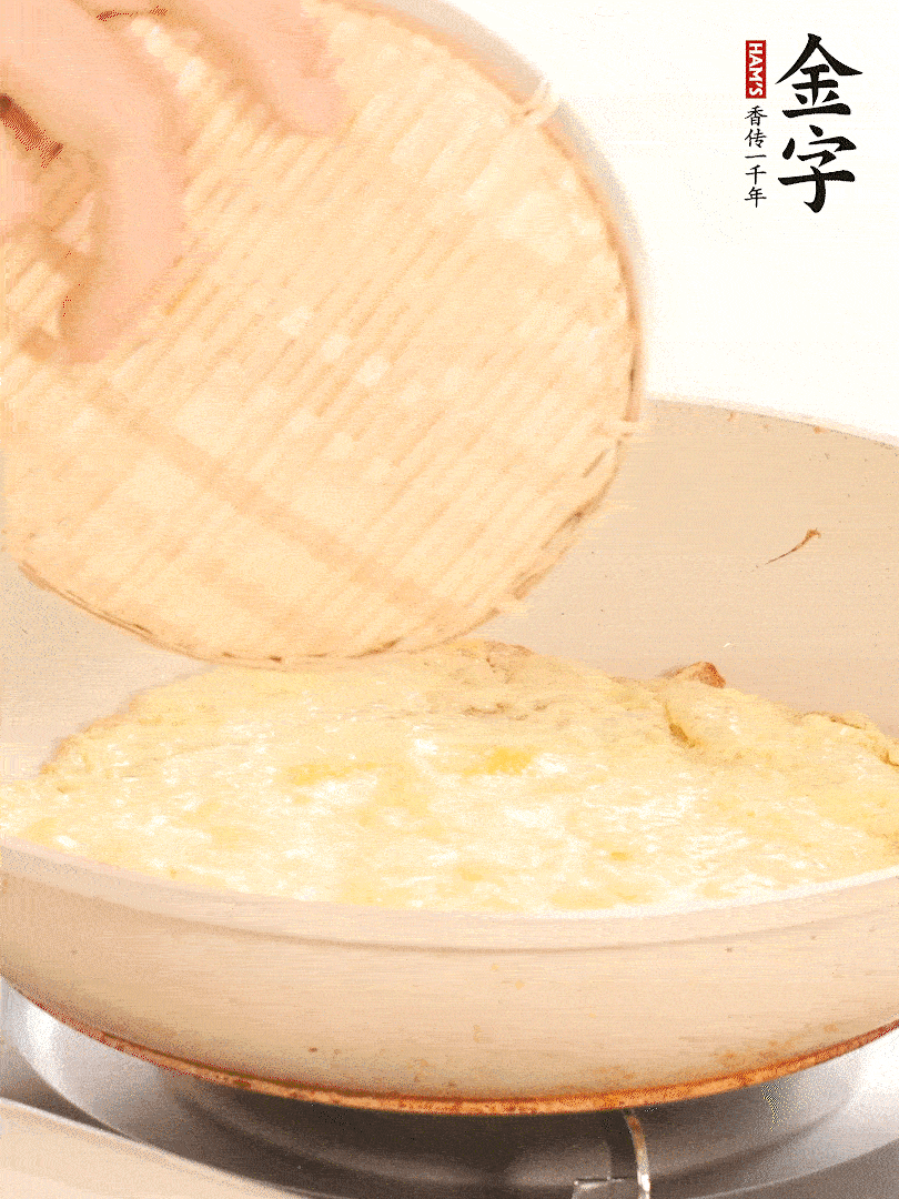 鍋內(nèi)放入少許油，油溫4成熱倒入一個(gè)雞蛋煎熟
