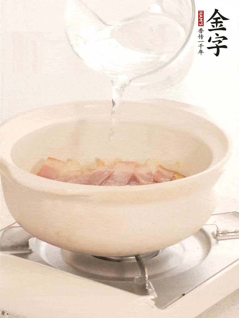 放入火腿片，加開(kāi)水，再加入豆腐