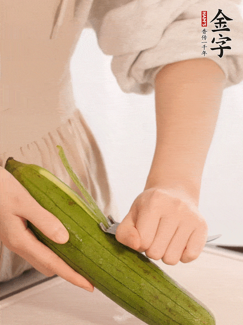 絲瓜去皮切滾刀塊用鹽殺一下水分洗凈。