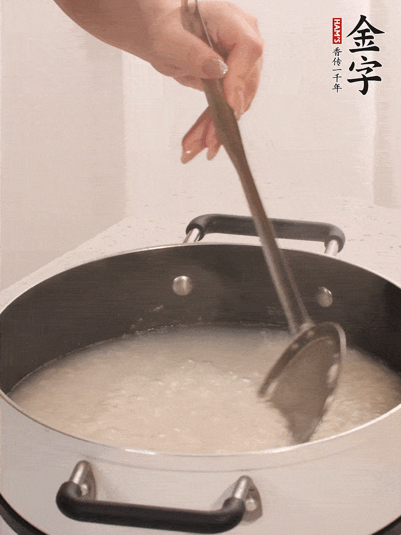 香菇、土豆、胡蘿卜、金字土香腸切小塊。