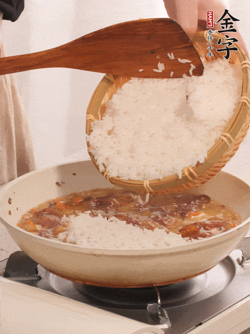 熱鍋燒油，香腸煸出油，加姜片去腥，加土豆、胡蘿卜、香菇翻炒到半熟，隨后加豆角、2小勺鹽、1大勺生抽，煸炒均勻。