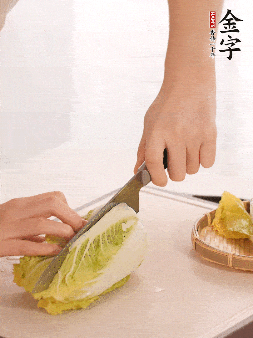 生姜切末，白菜改刀成成塊。