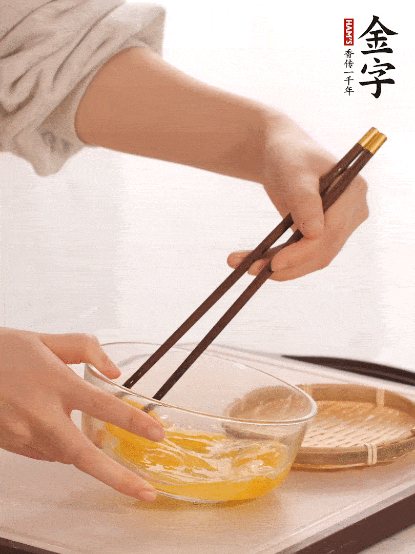 兩顆雞蛋打散。