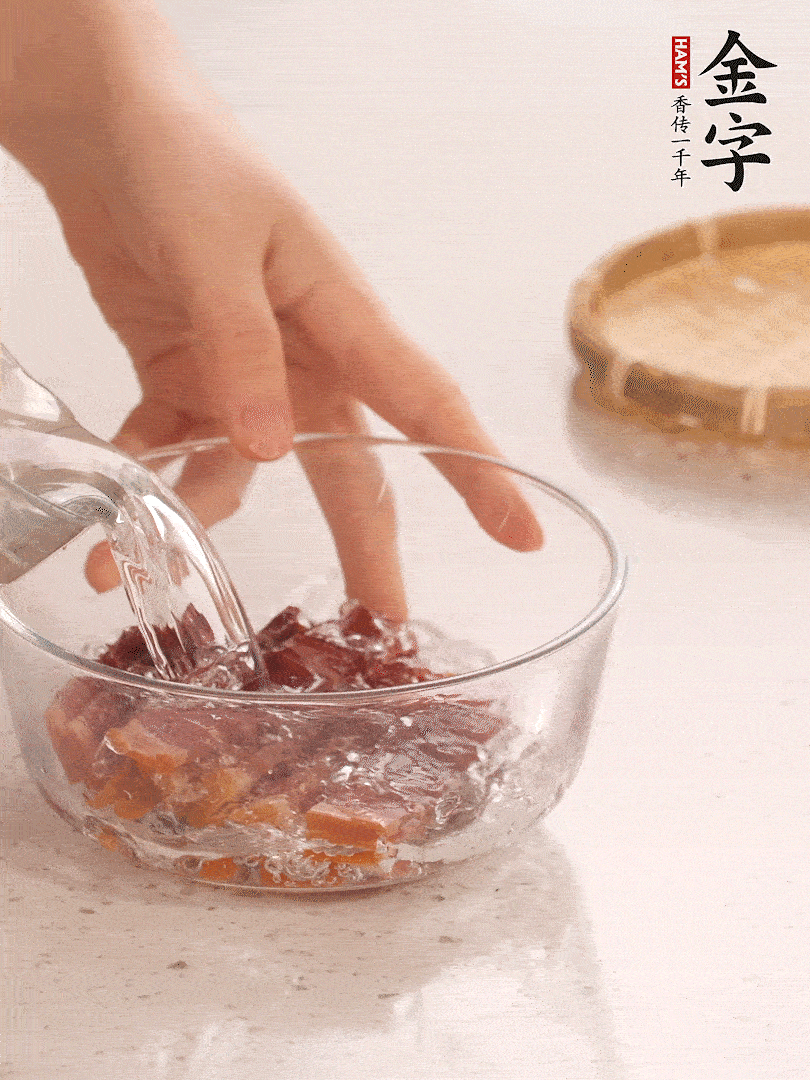 金字火腿切片，溫水泡5分鐘。