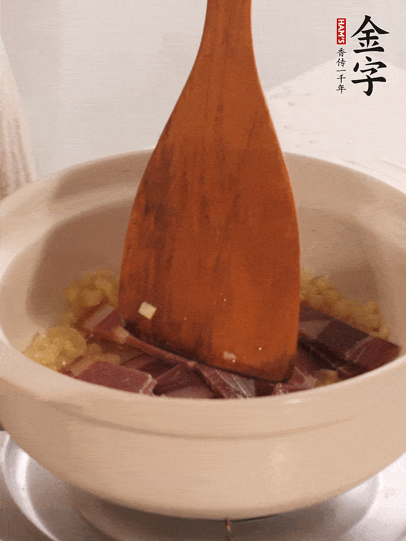 加熱水，加入白菜蓋上蓋子煨煮3分鐘。