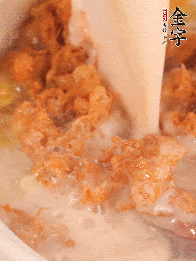 加入蛋酥再煨煮2分鐘，加入豆?jié){。