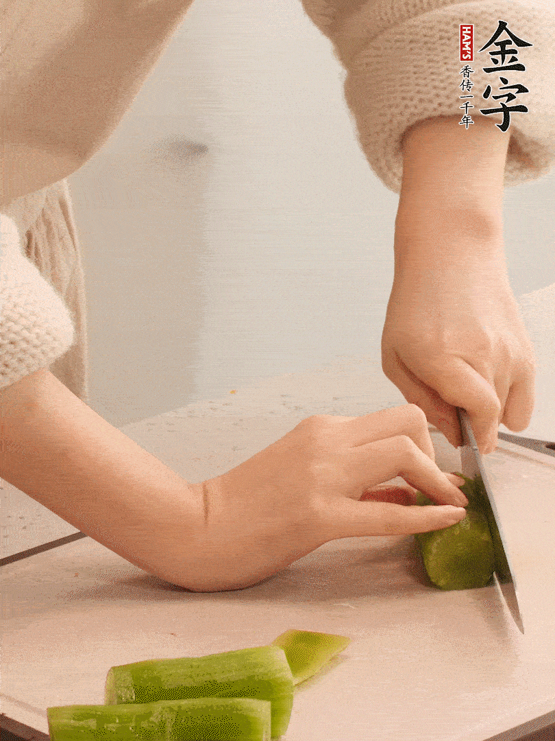 萵筍和白蘿卜用擦絲器擦成細絲。