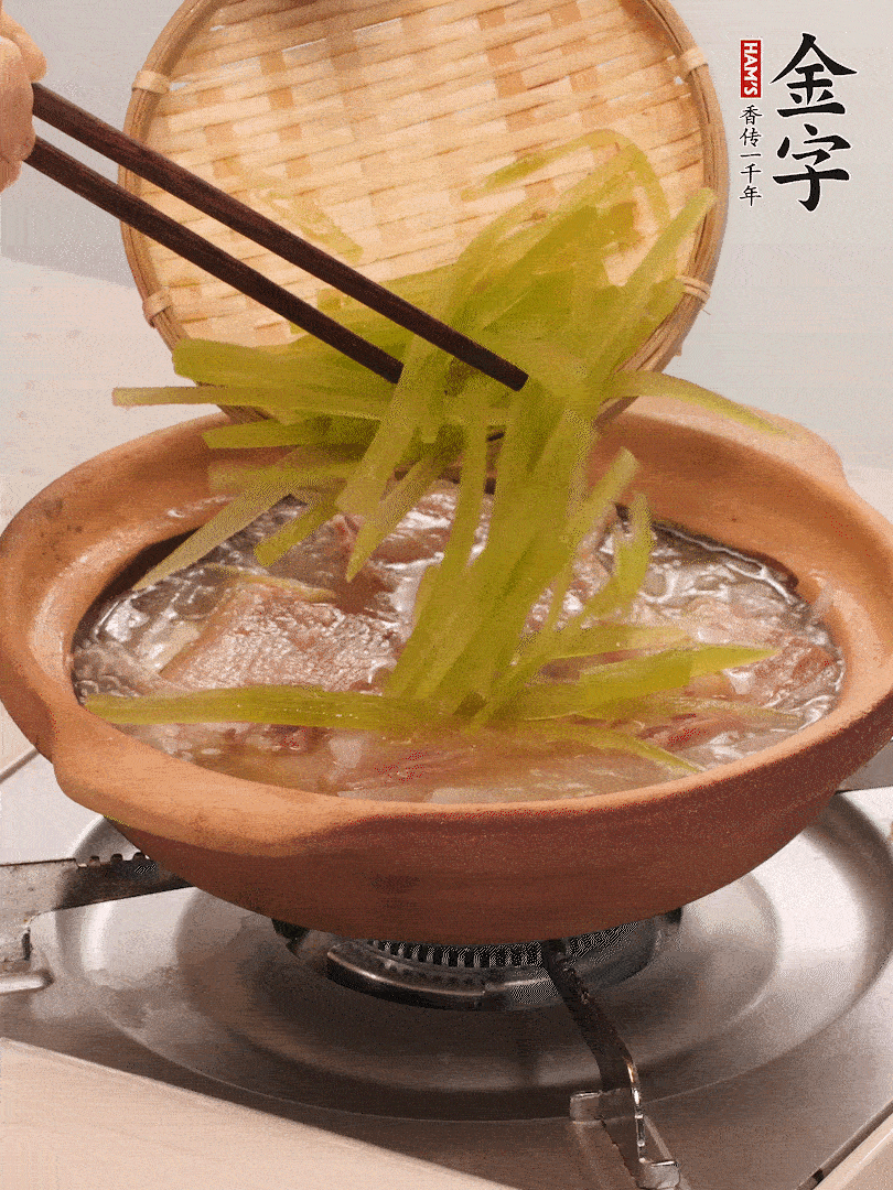 放入白蘿卜絲繼續(xù)炒軟炒至透明狀。