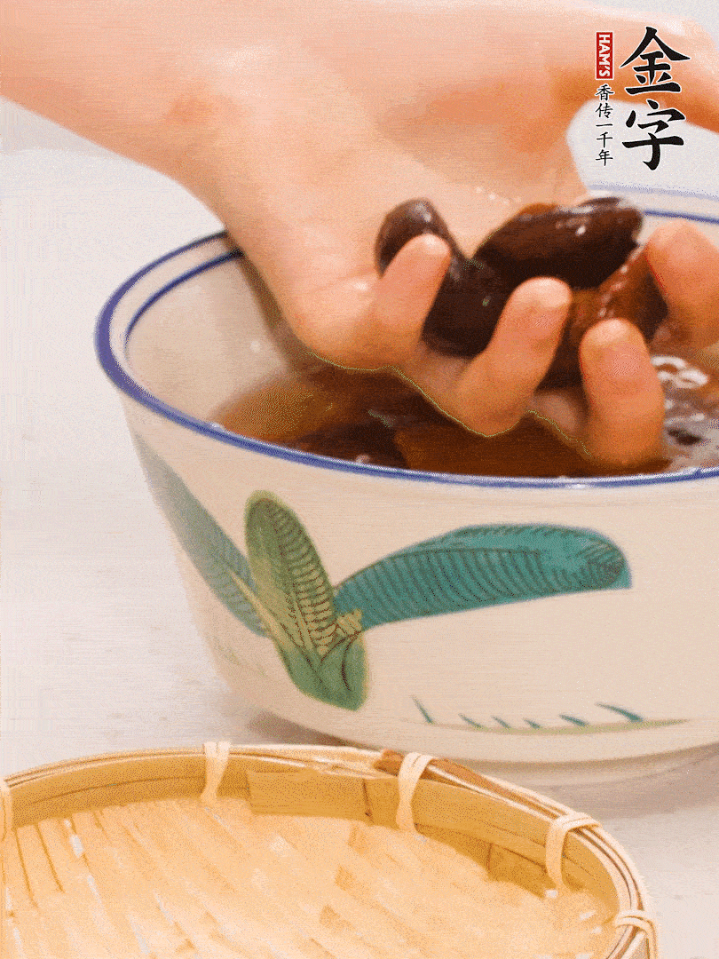 干香菇提前泡發(fā)切片，泡香菇水留著備用。