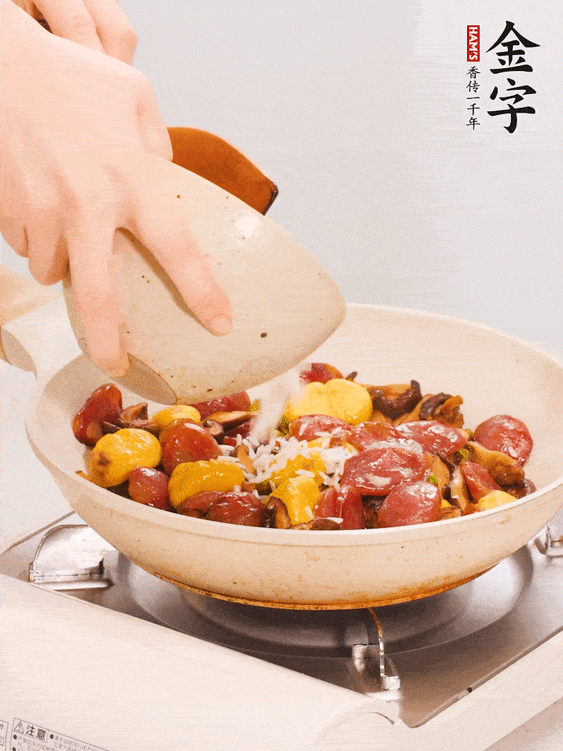 把米淘洗干凈，放入切好的香菇、板栗、毛豆。