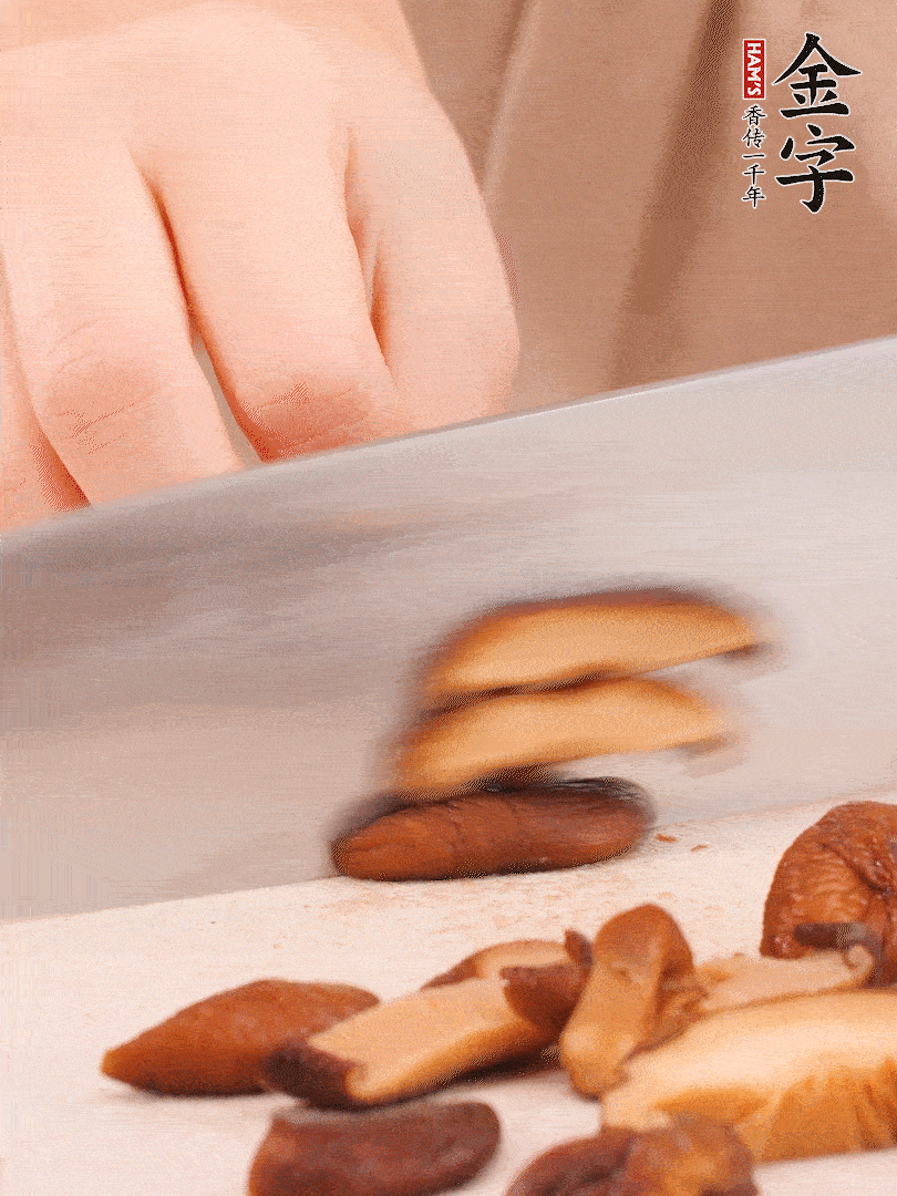 干香菇泡發(fā)，切成小塊。