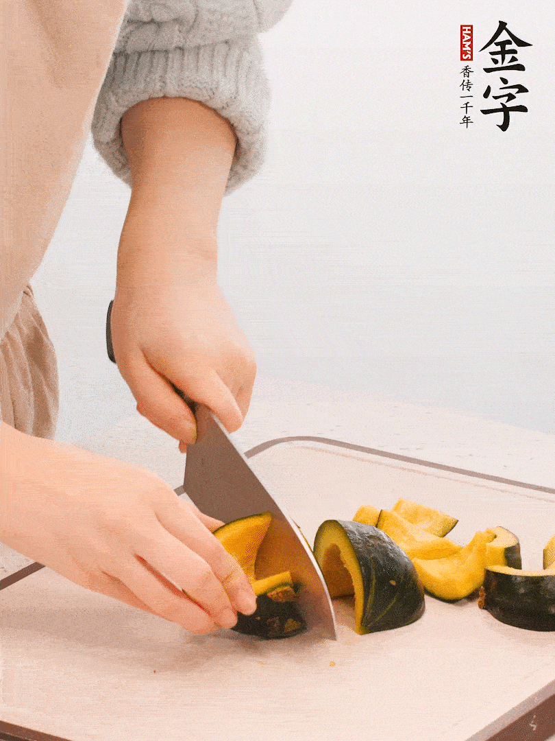 貝貝南瓜切小塊，生姜切成姜絲。