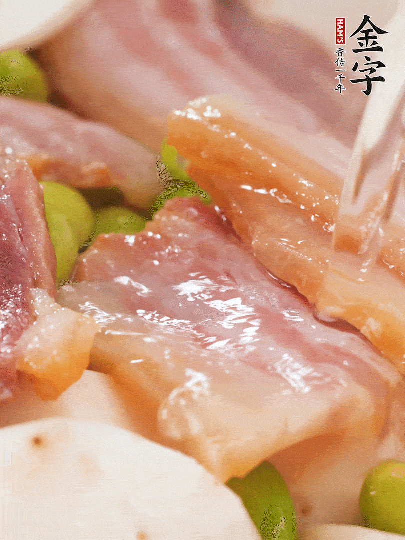 倒入芋艿、熟毛豆，翻炒均勻，加1小碗水煮開(kāi)
