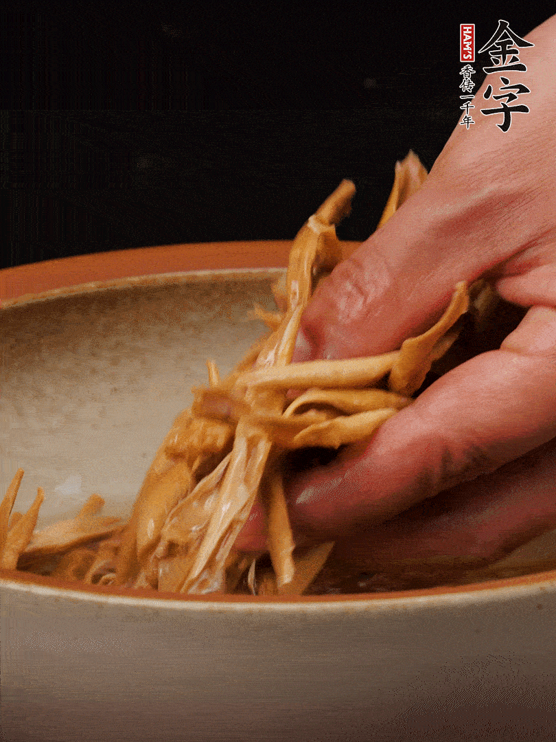 農(nóng)家土筍尖提前泡軟，用刀劃成細絲，這樣會更加入味。