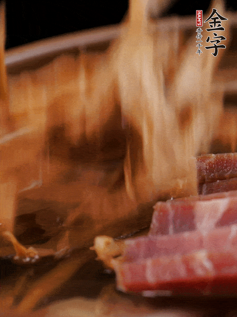 大筒骨、金字火腿、姜片、黃酒一起放入砂鍋，加筍干燉煮40分鐘。（如果家里有高壓鍋，用高壓鍋把高湯壓出來更鮮濃。）