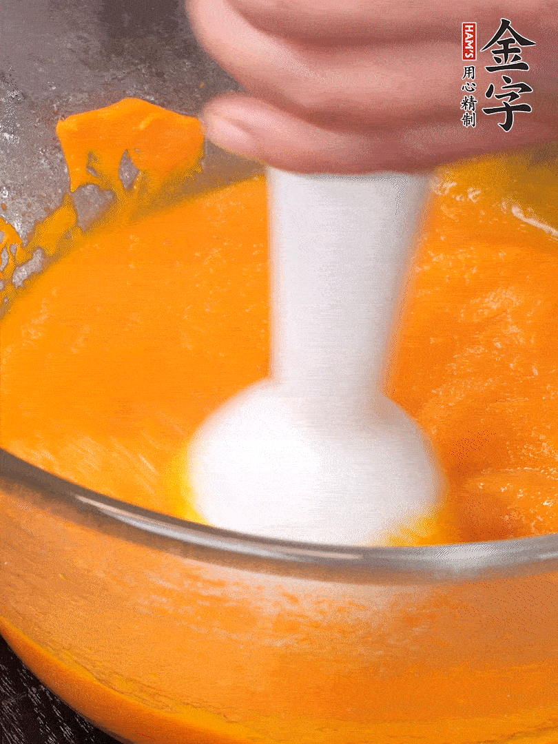 300g南瓜，去皮去瓤切滾刀塊，大火蒸8分鐘，料理機(jī)打成泥，篩網(wǎng)過篩成泥