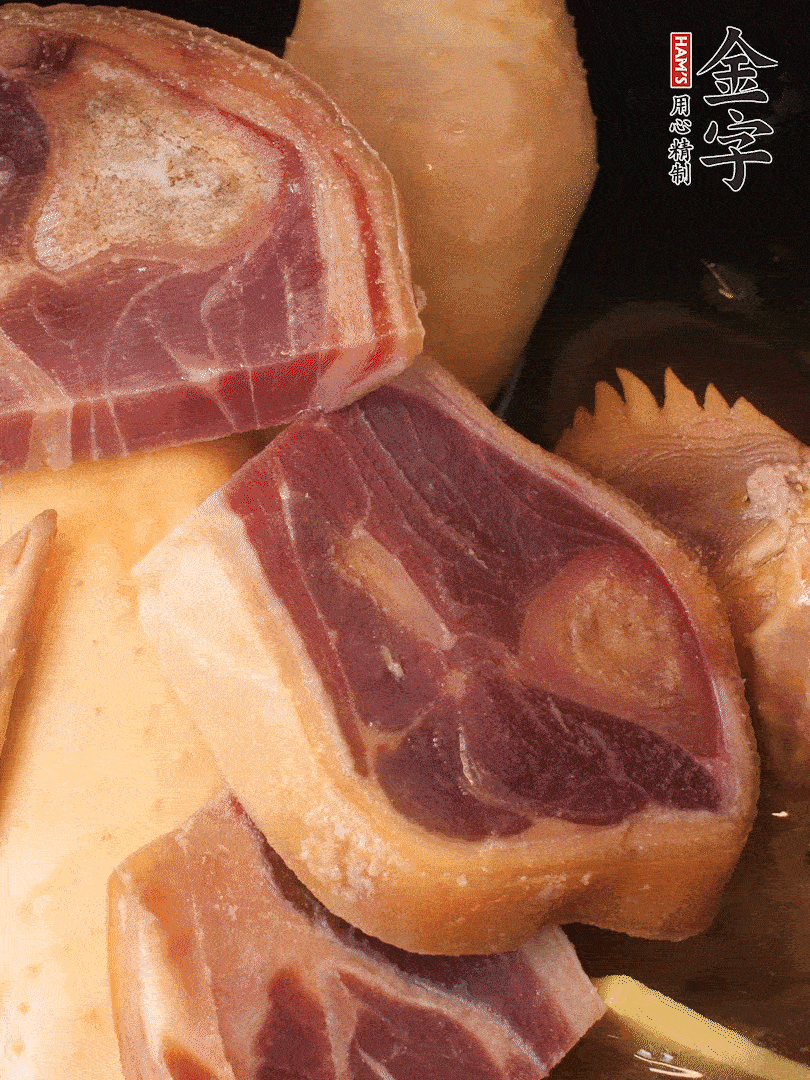 火踵、老母雞加蔥、姜、料酒、清水，大火燒開后轉(zhuǎn)小火，燉1小時
