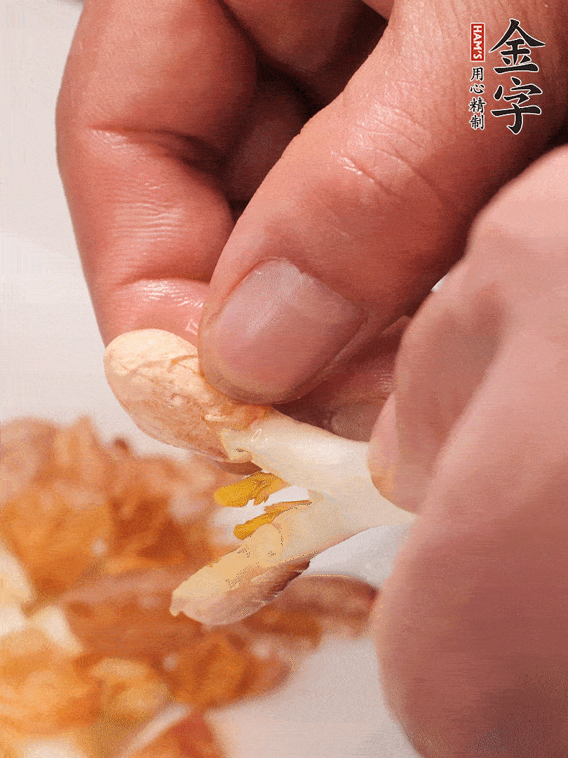 花生芽切段。開水焯水1分鐘，去掉頂部的花生皮