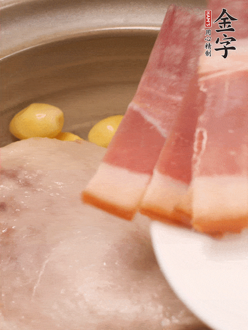 鴨肉、白果、火腿、生姜一起放入砂鍋，清水沒(méi)過(guò)食材，大火燉煮1小時(shí)