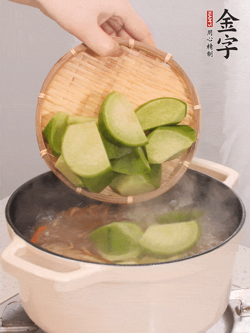 加入青、紅蘿卜再煲半小時(shí)。