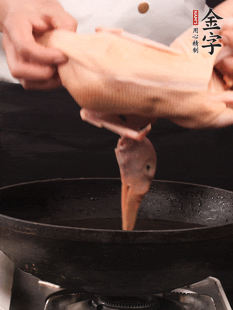 處理干凈的老鴨1只，黃酒小半碗，姜幾片，一起放入冷水，煮沸焯水3分鐘，去除血沫