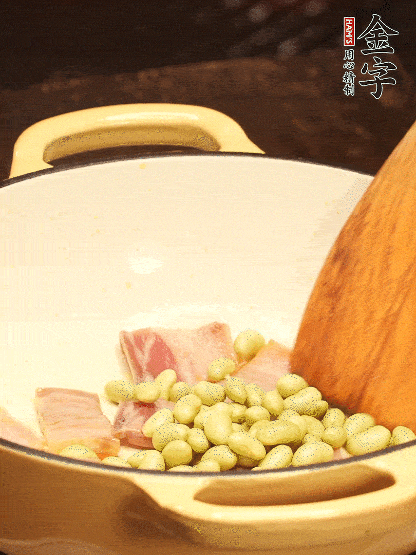 加入青豆、香菇翻炒出香味