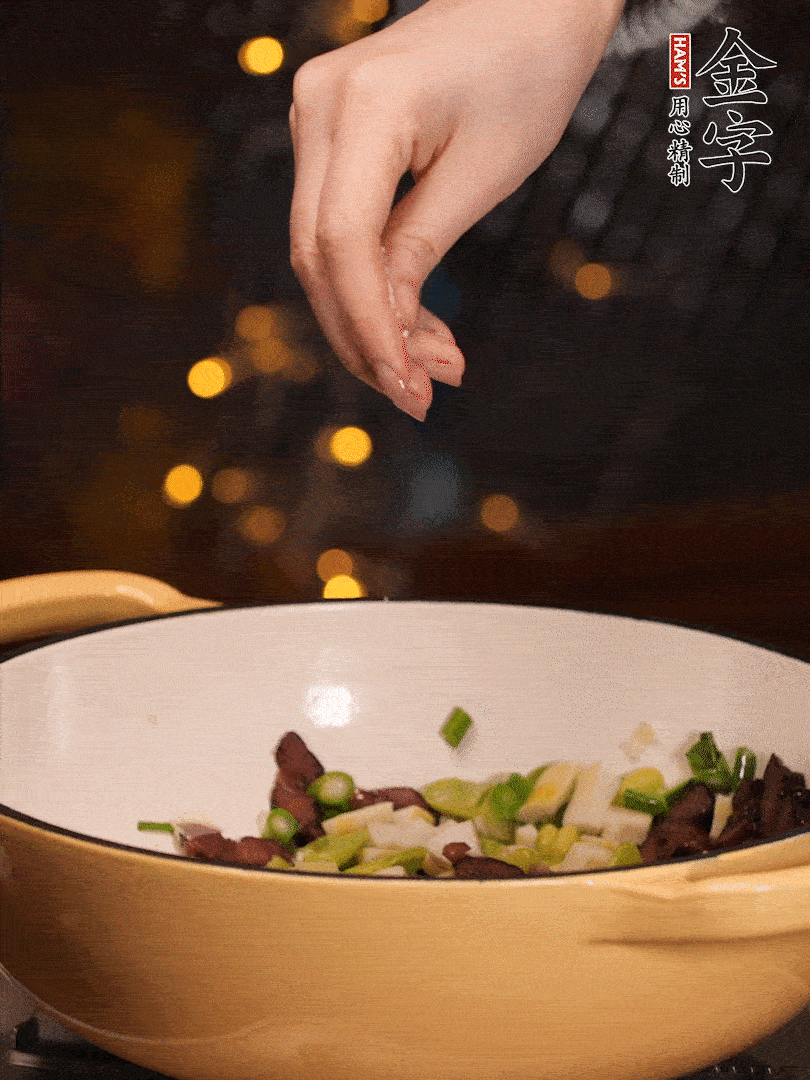 可以加點(diǎn)點(diǎn)水，再加菜苔，加點(diǎn)鹽、味精調(diào)味