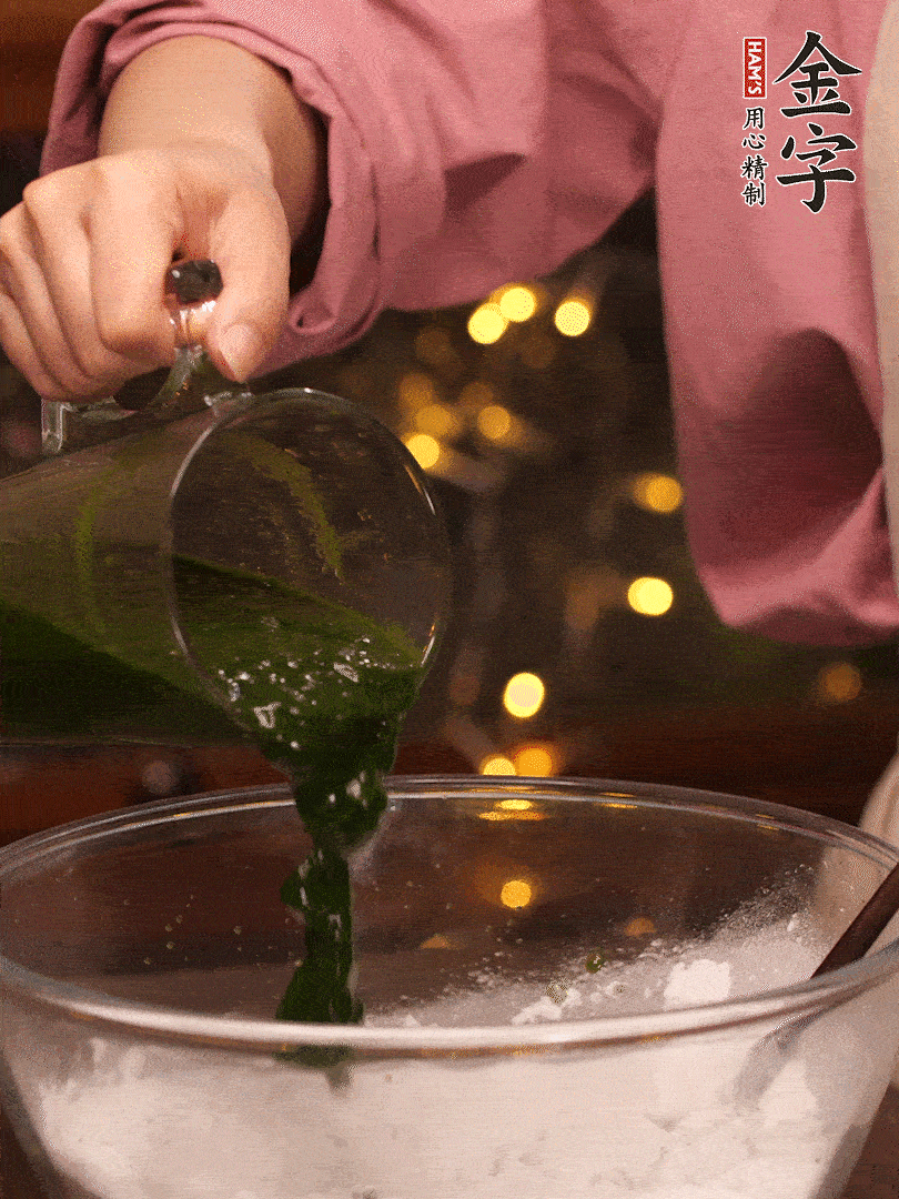 清明粿粉，分次加艾草泥，加點(diǎn)油揉2分鐘