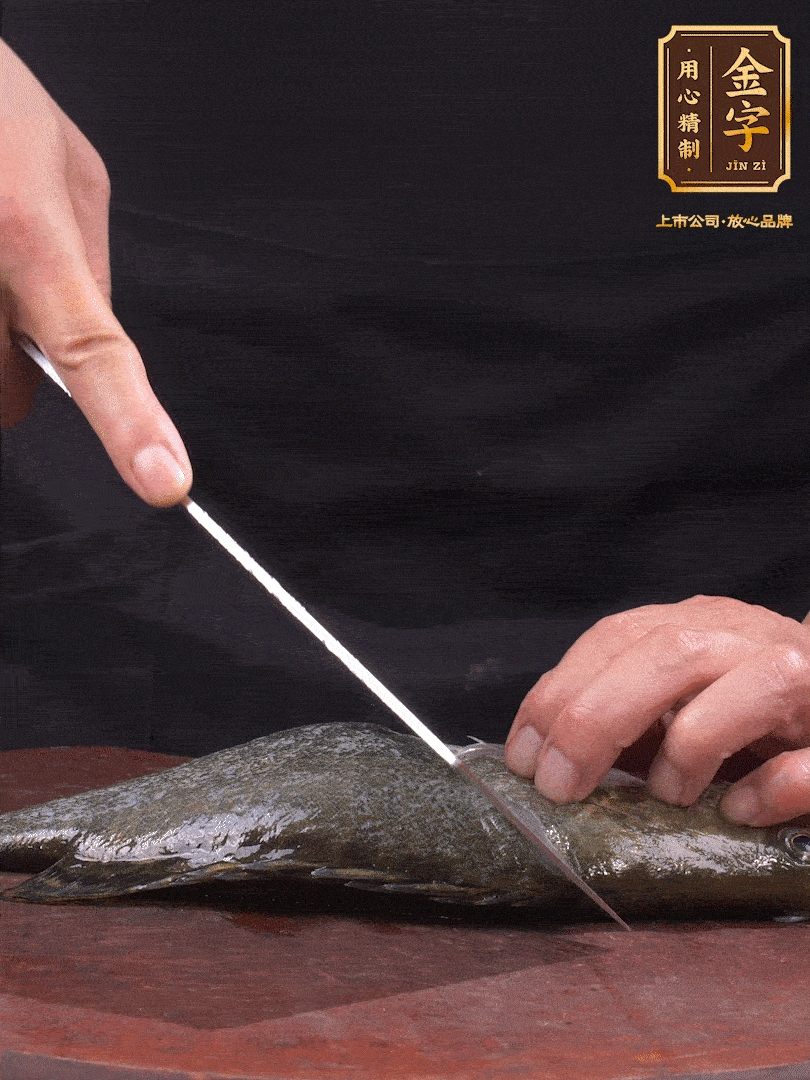 處理桂魚(yú)。收拾好的桂魚(yú)在兩側(cè)開(kāi)花刀