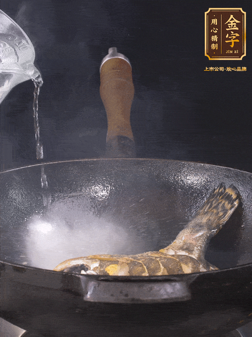 倒入適量食用油，待鍋燒熱后下桂魚(yú)煎大約2-3分鐘至兩面金黃（一定要煎透，這樣做出來(lái)的湯才會(huì)比較奶白色）