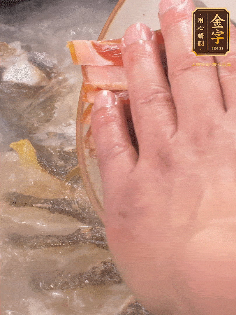 將煎好的魚(yú)，倒入三大碗開(kāi)水。大火煮開(kāi)后放入1個(gè)蔥結(jié)、2片姜片和1勺料酒和火腿片
