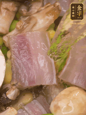 開蓋，放入河蝦繼續(xù)燜煮5分鐘