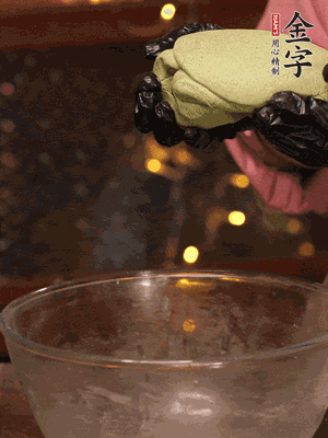 水里放點(diǎn)鹽，燒開后放艾草，一勺小蘇打，撈出浸入涼水，打成艾草泥
