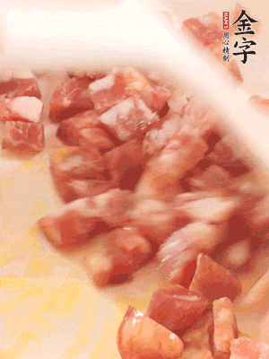 香腸炒出油脂，加入蠶豆煸炒