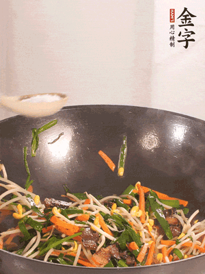 炒合菜：金字醬油肉、綠豆芽、韭菜