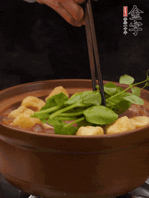 加筒骨煲的經(jīng)典配菜：金字土香腸、油豆腐、千張蓋上蓋子燜一會兒，耐心等候10分鐘。