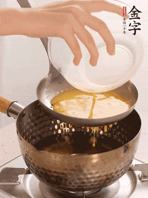 雞蛋過篩子倒入油鍋炸成蛋酥，瀝干油。