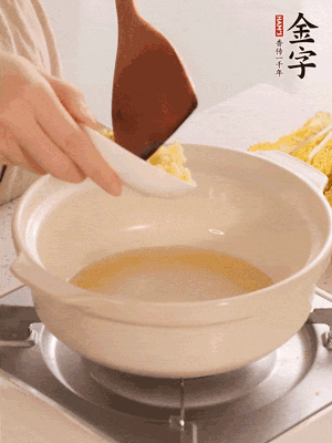 鍋里留少量底油煸香火腿和姜末。