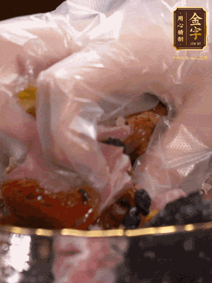 排骨洗凈后（蠔油、生抽、老抽、鹽、糖、淀粉、豆豉、蒜蓉、姜絲）腌制30分鐘