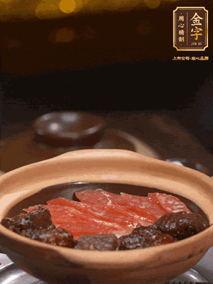 鋪上臘腸和排骨，鍋邊淋一圈油，小火煲10分鐘