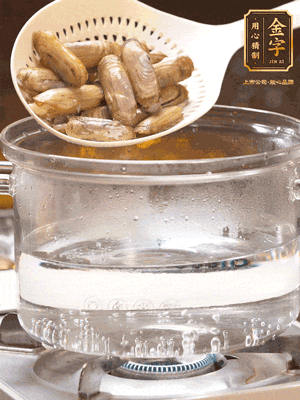 煮一鍋沸水，下蟶子汆燙30秒，撈出浸入冰水，取出蟶子肉