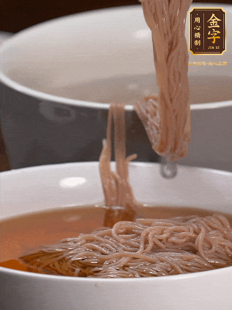 蘋果醋，一點(diǎn)鹽、糖、醬油，兌入涼白開水調(diào)成簡(jiǎn)易冷面湯，放水箱冷藏