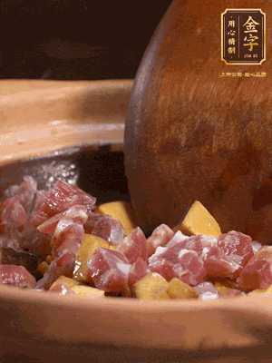 熱油下蒜片，倒入香腸丁、牛肝菌丁翻炒出香味