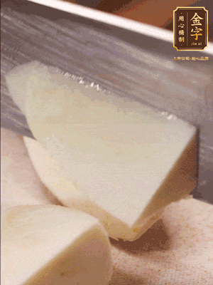 茭白去殼，底部一層老皮刨掉，切成滾刀塊