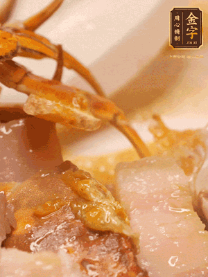 顏色變紅時(shí)，放蔥結(jié)、姜片煸香，再放咸肉、茭白、毛豆翻炒