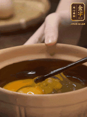 雞蛋打入砂鍋，充分打勻，1.5倍的溫水加一勺鹽，倒入蛋液中，攪拌均勻后用勺子舀去表面浮沫