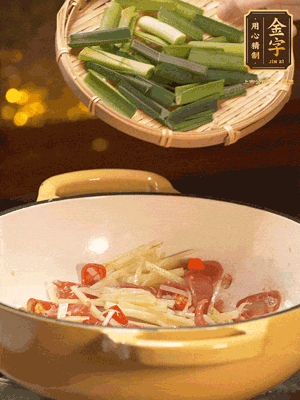 接著放蒜葉，來一點(diǎn)鹽，一點(diǎn)醬油調(diào)味翻勻