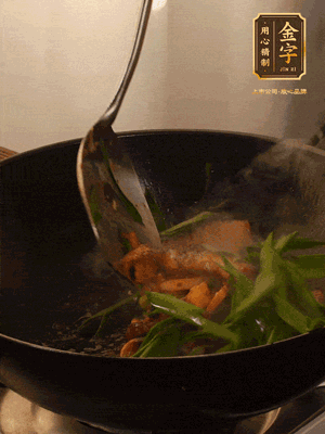 黃豆醬、鹽、糖調(diào)味，淋一圈花雕酒，蒜白先下，蒜葉后下