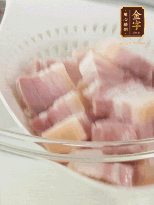 金字淡咸肉、排骨分別加料酒、蔥、姜冷水下鍋焯水，水開撇去浮沫撈出。