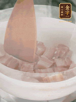 砂鍋內(nèi)咸肉微微煸出香味，再倒入開水。放排骨滾開后轉(zhuǎn)中小火篤30分鐘。（水盡量一次加足，以免中途加水沖淡鮮味。這一步是湯底濃白的關(guān)鍵）